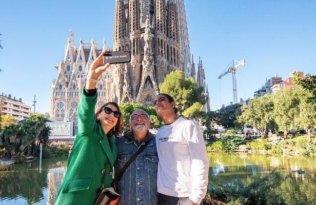 Sagrada Familia Small Group Guided Tour with Skip the Line Ticket