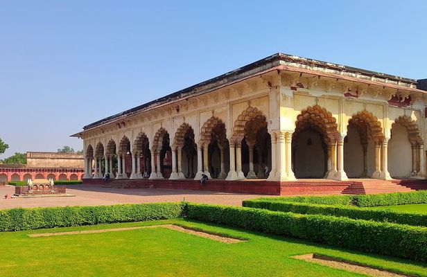 All-Inclusive Taj Mahal Tour by Gatimaan Express from Delhi