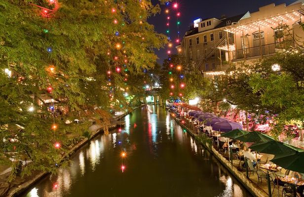 San Antonio Premium Night Tour with Dinner and Tower of Americas
