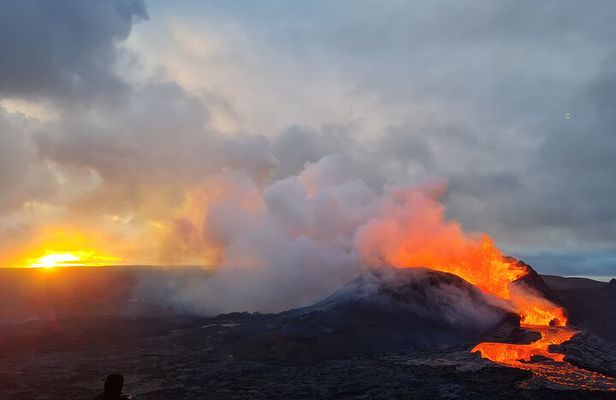 Small Group Volcano Hike with a Professional Geologist