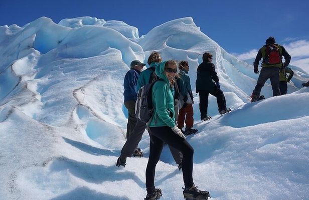 Trekking on Perito Moreno with walkways and transfer