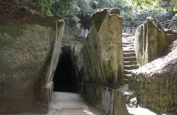 Tour in the ruins of Cuma with an archaeologist.