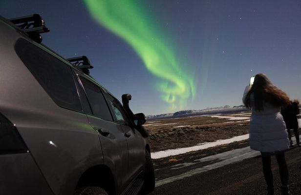 Northern Lights In luxury off-road SUV with Photos and Treats (Private 1-6 Pax)