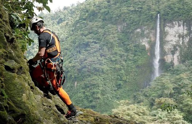 CR Natural Wonders Trek. Bajos del toro the waterfall trail + Poas volcano.