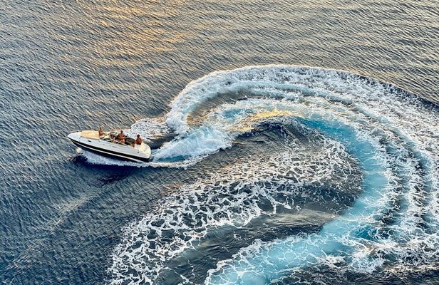 Private speed boat to Ile aux Cerfs full-day Incl: Lunch & Transfer