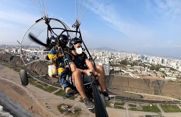 Fly paragliding along the coast of Lima