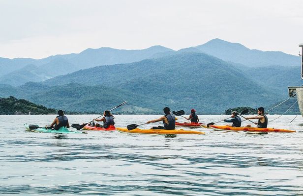 Kayaking experience through the islands of Paraty