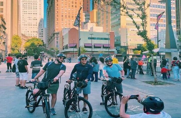 São Paulo Bike Tour: Avenida Paulista and Historic Downtown