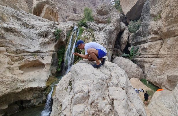 Private Full-Day Wadi Tiwi and Bimmah Sinkhole Tour from Muscat