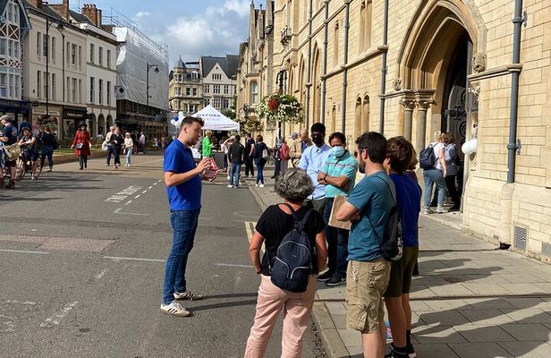 Oxford | Alumni-Led Walking & Punting Tour w/opt New College