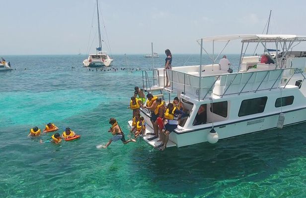 Isla Mujeres Full Day Tour on Yacht with Snorkel and Buffet