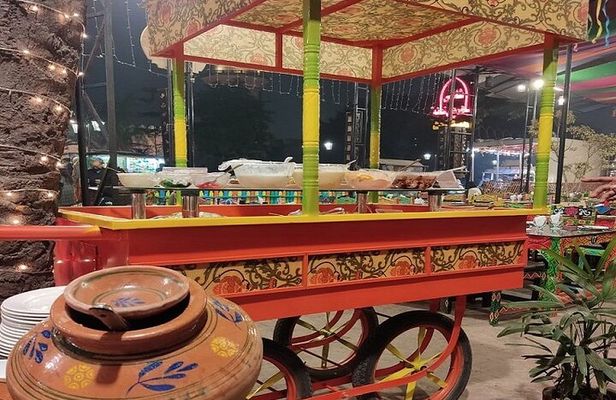 Lahore's Complete Night Food Tour: Local Culinary Experience
