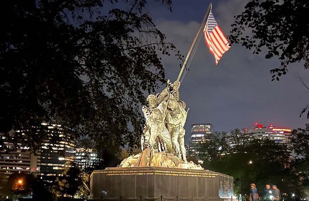 Monumental Moonlight Private Guided Bus Tour in Washington