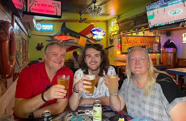 Sips & Secrets of Hawaii Pub Crawl