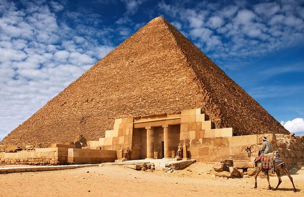 Full-Day Private Guided Camel Ride, Museum & Pyramids Tour in Cairo