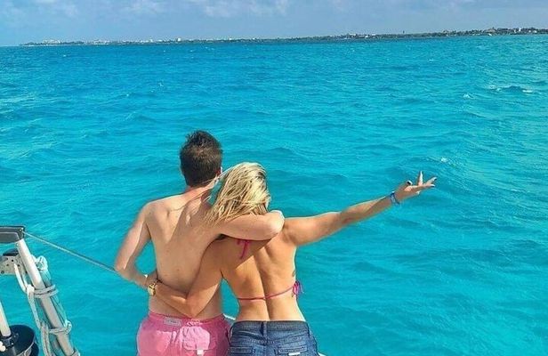Catamaran Only Adults experience to Isla Mujeres + Exclusive Beach Club