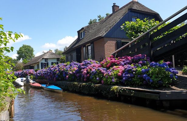 Giethoorn & Afsluitdijk Day Tour w/ Boat Ride & Hotel Pickup 