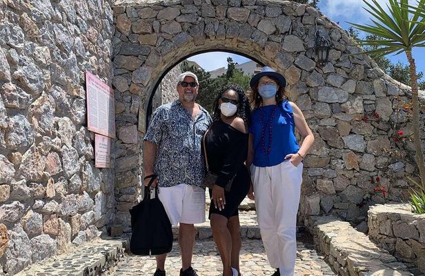 Private Santorini Half Day Highlights 4-Hour Tour & Native Driver