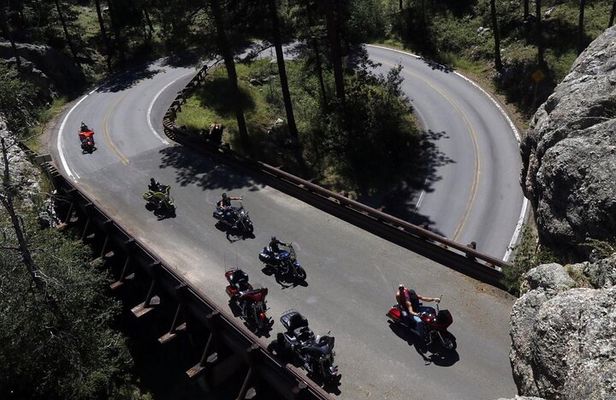 Premium Private Limo Tour: Mount Rushmore & Southern Hills