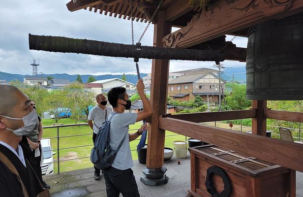 Experience Zen meditation or sutra copying, and enjoy vegetarian food with monk