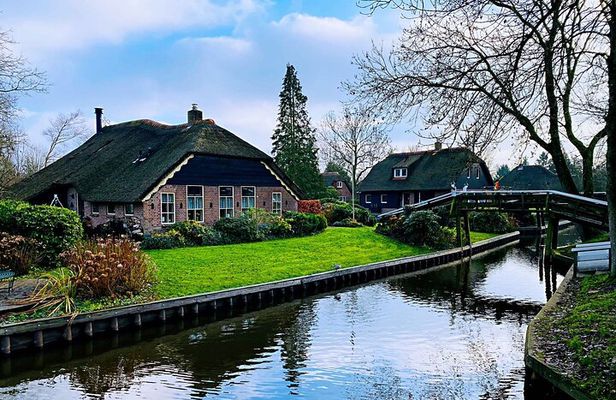 Day Tour Giethoorn, Afsluitdijk and Zaanse Schans with Boat Cruise