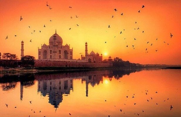 Private Full-day Historical Adventure Tour in Agra by Gatimaan Express