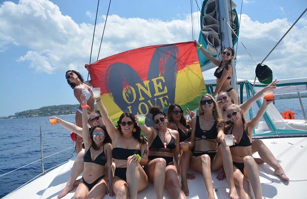 Private Catamaran Cruise with Snorkeling, Rum Cocktails