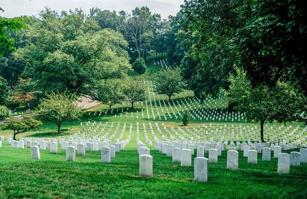 DC Monuments Tour with 10+ Stops & Arlington Cemetery Admission