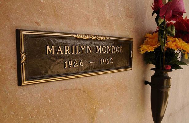 3-hour Hollywood Chills Tour - Celebrity Scandals and Cemeteries