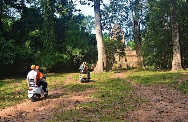 Angkor Wat Sunrise Premium Tour