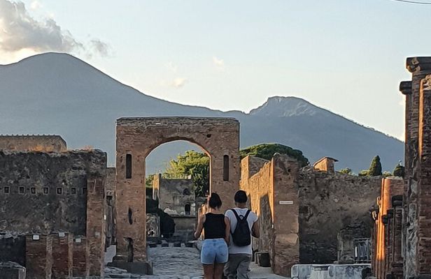 Pompeii tour at sunset time - A visit away from the crowds