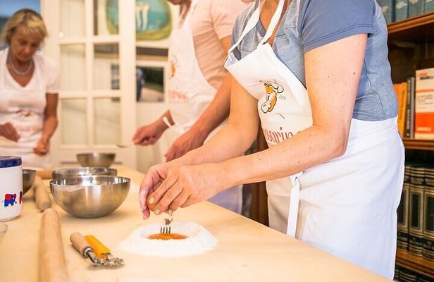 Small group Pasta and Tiramisu class in Como