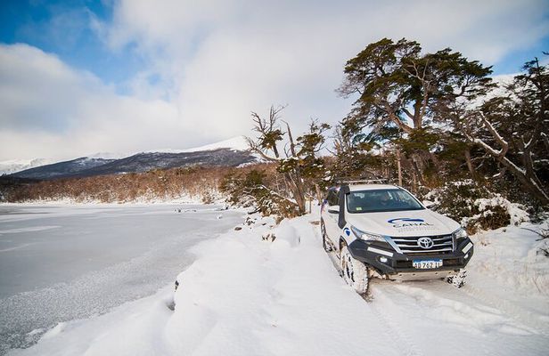 Winter in Ushuaia: Lakes Escondido and Fagnano 4x4 tour with lunch