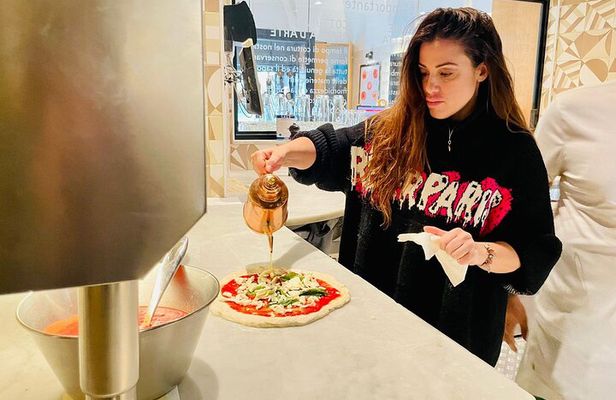 Naples: Pizza Making Class with Professional Pizzaiolo