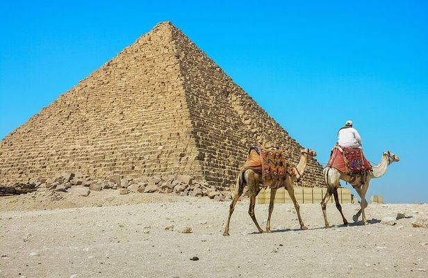 Cairo/Giza: 2-Day Pyramid, Museum, Bazaar Private Tour