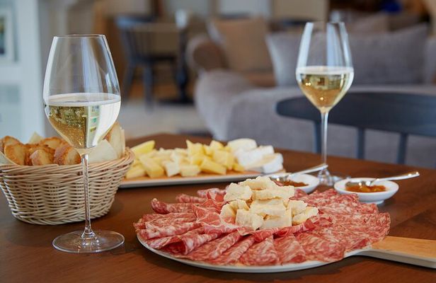Unconventional Prosecco Tasting with Stunning View on Vineyards
