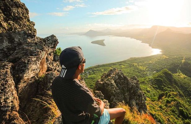 Full-Day Private Hiking le Morne Mountain & Seafood Lunch at Islet Fourneau