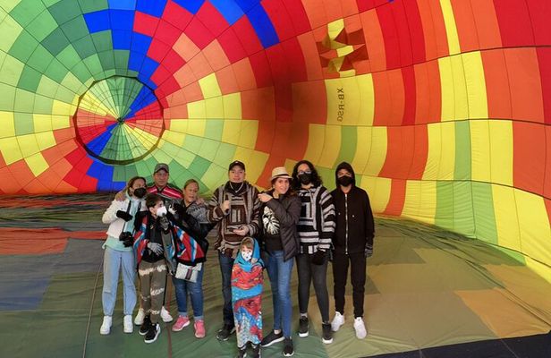Balloon flight with private transportation and guided tour to Teotihuacán