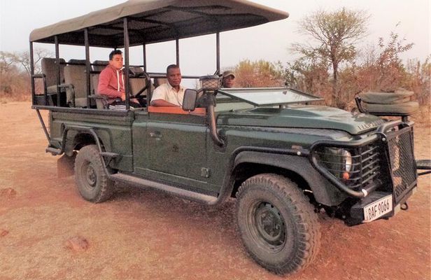 Guided Safari tour, lodging & meals, S. Luangwa National Park by Landcruiser 4x4
