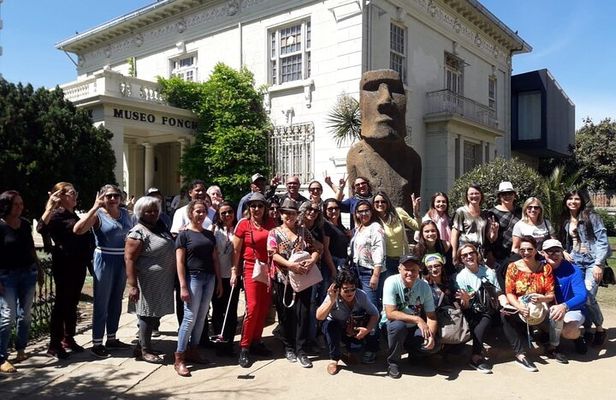 Private Tour Valparaiso and Viña del Mar wine shop in white house