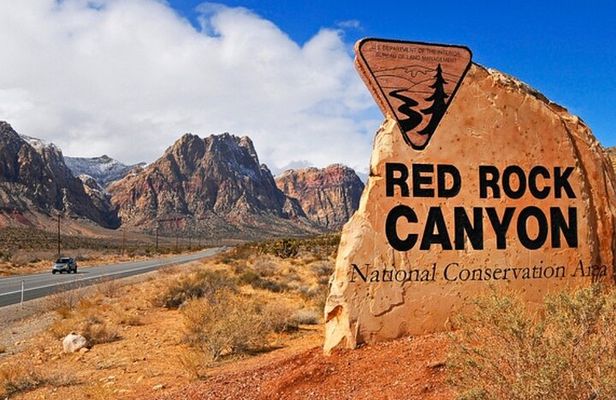 California desert, Red Rock Sign and Seven Magic Mts 