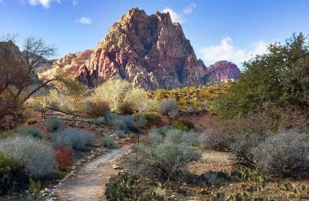 California desert, Red Rock Sign and Seven Magic Mts