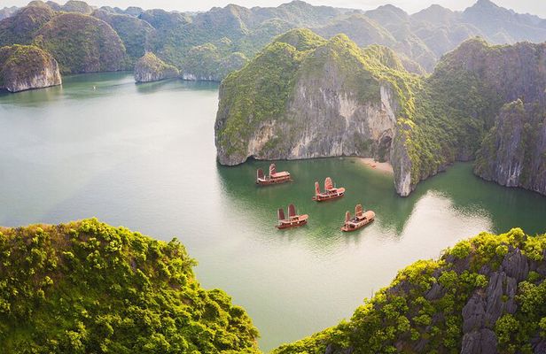 Lan Ha Bay Luxury Cruise 2D/1N: Kayaking & Swimming at the pristine places