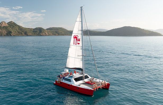 Full-Day Whitsunday Sail and Snorkel Adventure with Lunch