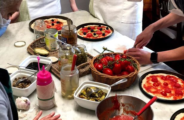 Pasta and Pizza cooking class in Cortona