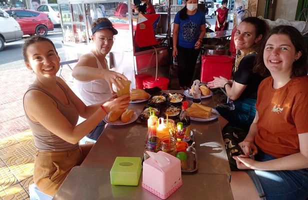 Phnom Penh Local Market & Morning Food Tour Include Drinks
