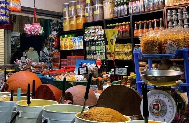 Thai Street Food & Morning Market Walking Tour in Hua Hin