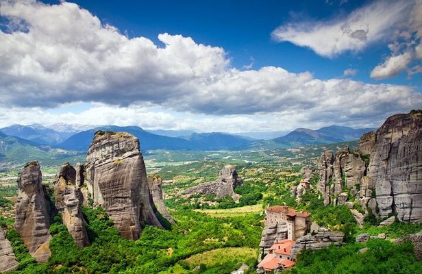 Explore Central Greece with an affordable 2 days tour to Meteora