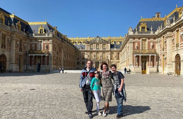 Versailles: Semi-Private Guided Tour with Train