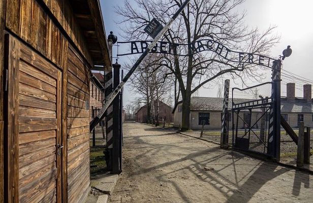 Auschwitz Birkenau Tour with Pickup and Lunch